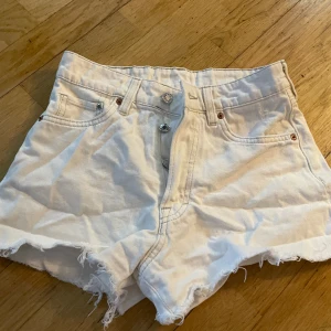 Jeansshorts  - Vita jeansshorts ifrån h&m i storlek 36. Väger 243 gram så frakten blir 54 kronor.