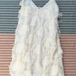 En vit midi klänning från zara med prislappen kvar, en väldigt liten fläck ifram.