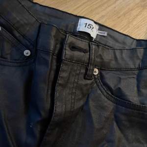 Jeans ifrån lager 157, i typ läder/skinn material. Använda en gång. I storlek S. Väger 378 gram så frakten blir 72 kr.