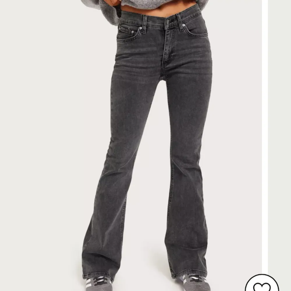Säljer dessa gråa fina jeans från Gina tricot. Dessa används tyvärr inte längre och har nästan inget tecken på användning, bara lite friss där jeansen slutar, men det är inget man tänker på🩷. Jeans & Byxor.