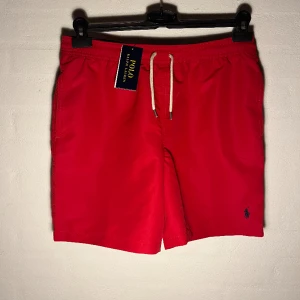 Ralph Lauren Badbyxor - Brand: Ralph Lauren Item: Badbyxor Size: Xl men sitter som S/M Color: Röda Condition: 10/10 helt nya med tags på New Price/Nypris: 900-1000kr  Price: 700kr Price can be changed Priset är inte hugget i sten