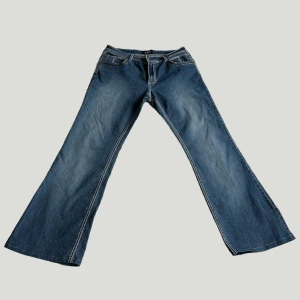90s bootcut jeans  - Unika bootcut jeans med fickor baktill & vita sömmar. I princip nyskick! Midja: 49x2, innerben: 80cm, yttre: 100cm