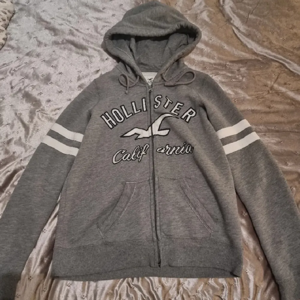 Jättefin Hollister hoodie, säljer den för att den inte kommer till användning. Inget fel på den bara säljer den för lågt pris. Lite större i storleken. . Hoodies.