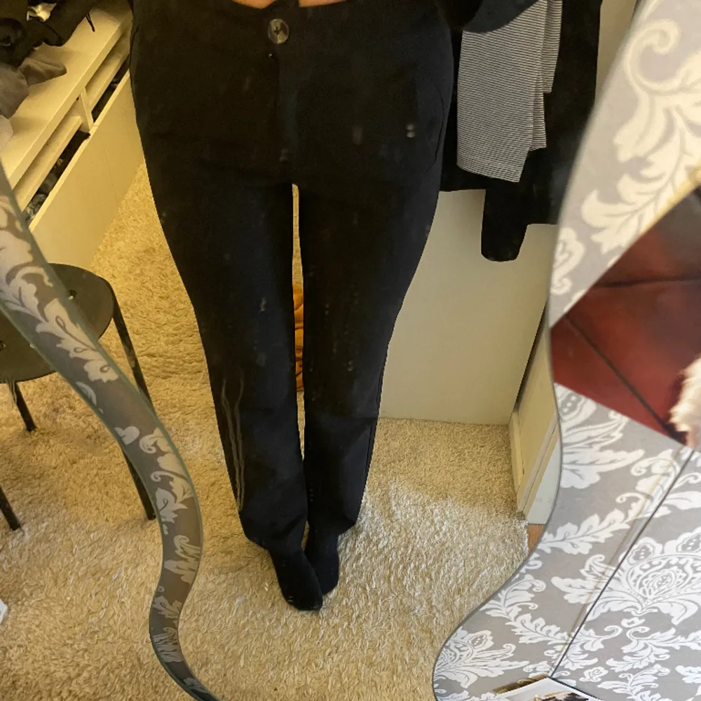 Svarta kostymbyxor från venderbys  För små för mog därför kommer de inte till användning.  Fint sick men använda🖤. Jeans & Byxor.