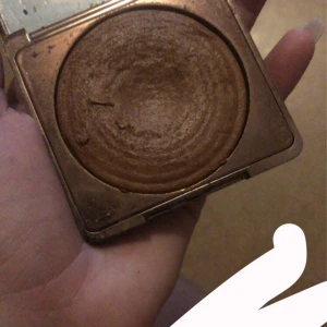 Caia bronzer  - Säljer min caia glow bronzer i färgen antiqua men den är omskakad:)