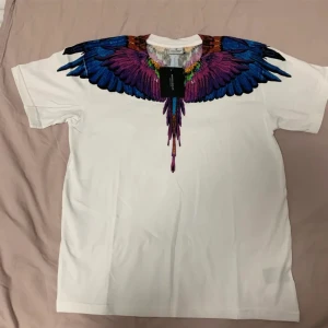 Marcelo burlon t- shirt - Helt ny Marcelo burlon t shirt, perfekt till sommaren. Storlek M