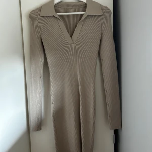 Beige klänning - Beige klänning från NAKD som är lite för stor på mig i ryggen som brukar ha xs! Det är ett sample så det finns ingen lapp om vilken storlek det är🫶🏼