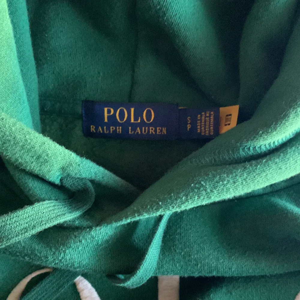 Säljer en väldigt eftertraktad Ralph lauren hoodie i mörkgrön som är slutsåld & inte tillverkas längre. Endast testad!!⭐️  Storlek S  Nypris 2200 . Hoodies.