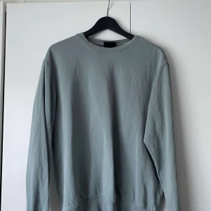 Hm tröja - Fin grön hm tröja som inte längre används, skön och lång till sommarkvällar eller bara en kallare dag