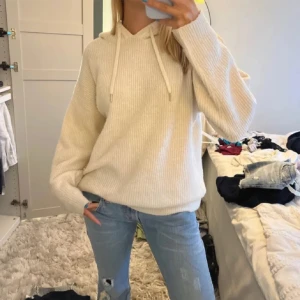 Stickad hoodie - Världens finaste stickad hoodie! Väldigt bra skick. Perfekt inför sommarkvällar/hösten. Passar storlek XS/S ❤️ färgen är krämvit och materialet är stickat