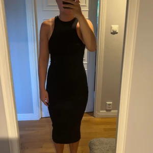Ribbad klänning  - Ribbad klänning från Zara.  Aldrig använd endast testad. Perfekt till sommaren! Skriv privat vid frågor!🖤
