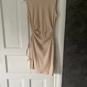 Ny klänning  - Ny ribbad beige klänning strl 34/36