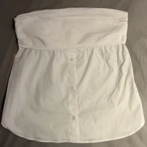 Sommartopp  - Jättefin topp från zara, aldrig använd!