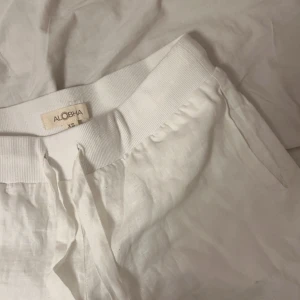 alobha linne byxor  - säljer mina Alobha linnebyxor, i den gamla modellen 😍 sälj inte längre, jätte fin modell, mee bootcut formade och lågmidjade. Använt 2 gånger, köpte på alobhas hemsida. Jätte fint skick ❤️❤️