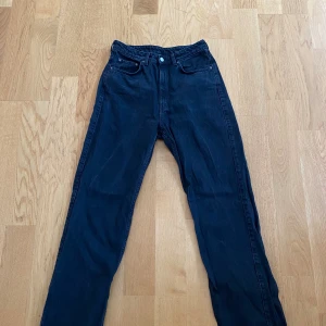 Svarta jeans - Köpta på Vinted men tyvärr för små för mig!