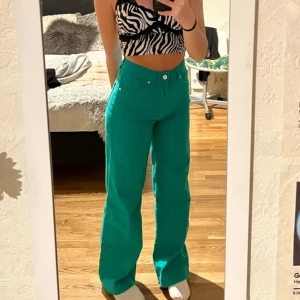Gröna jeans - Gröna högmidjade jeans! Använt fåtal gånger💚