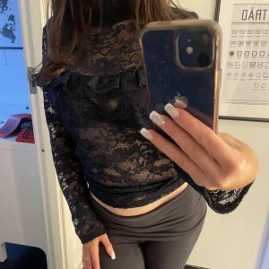 Spets tröja  - Svart blå spets tröja med volang detalj. Använd få gånger så bra skick! Storleken är M men den e mindre i storleken. Den passar mig som bär S.