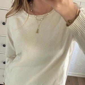 Vit stickad tröja  - Jag säljer en tunn stickad tröja från Only. Tröjan är i storlek L men är liten i storleken, skulle mer säga att den passar M-XS i storlek. Tröjan är i fint sick, utan synliga defekter ❣️