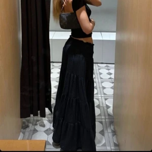 Maxi skirt  - Svart Maxi skirt perfket inför sommaren. Kjolen är i perfekt skick så köp direkt för 459kr