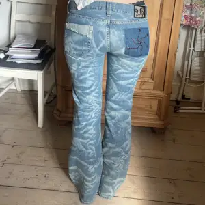 Replay jeans, säljer vidare då de ej passade! MIDJEMÅTT tvärs över 45cm INNERBENSLÄNGD: 85cm