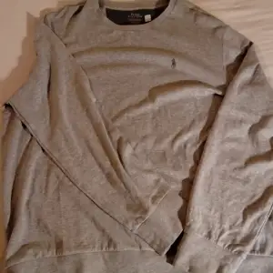 Denna väldigt snygga och stilrena polo sweatshirt är i storlek XL och i färgen grå. Den har aldrig använts innan på grund av att den var för stor för mig. Den är gjord av 69% bomull, 29% viskos, och 2% andra fibrer. Priset för en ny är 1999 
