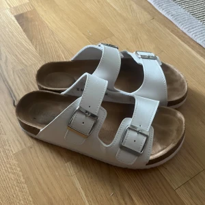 Tofflor - Tofflor liknande birkenstock. Använda två tre gånger i storlek 35 🥰