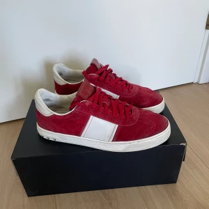 Valentino Flycrew - Säljer dessa riktigt feta valentino Flycrew med alla NITAR KVAR! Skorna är i ett fint skick. Storlek 42,5. Bara skorna medkommer vid köp! Hör gärna av dig om du har frågor!