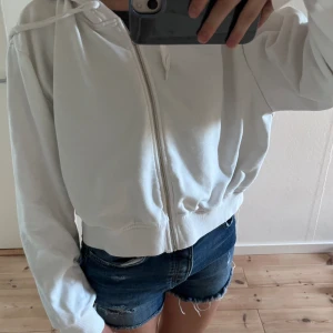 Hoodie - En snygg och skön vit zip hoodie. 