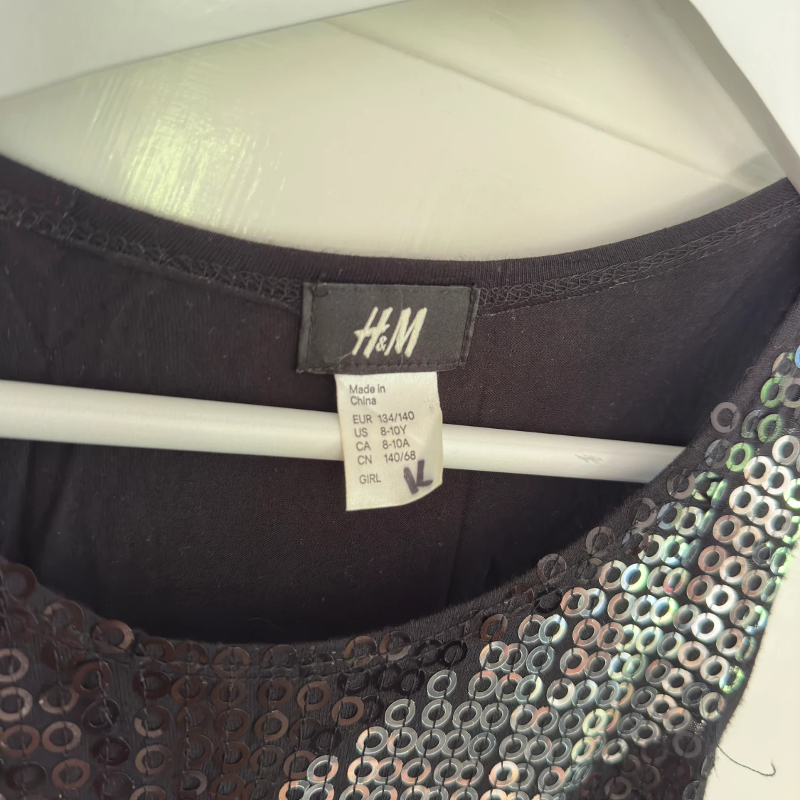 Kort glittrig klänning HM  - 90