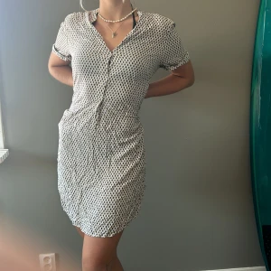 Prickig sommar klänning från H&M - Jätte fin klänning från H&M  Stl 40  Vid frågor vänligen kontakta mig och kan även samfraktas ihop med andra köp.