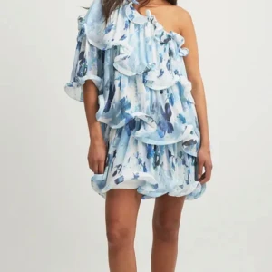 Lojsan Wallin x NAKD klänning - Superfin klänning köpt för 900kr här på plick! Aldrig använd och lappen är kvar, säljer då den inte passade mig. Superfin till student mottagning, avslutning eller bara till sommaren❣️❣️