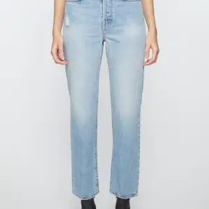 Hej!  Säljer ett par helt oanvända Acne jeans, modellen heter ”Mece light blue” och är helt raka i passformen.  Kan postas!  Hälsningar// Ludvig