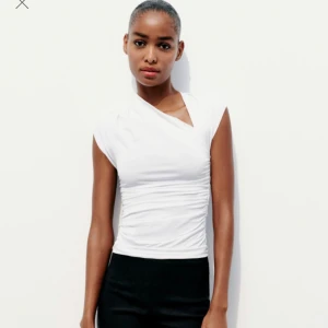 Zara topp - Vit zara topp💗 Säljer då den inte passar mig, storlek xs  