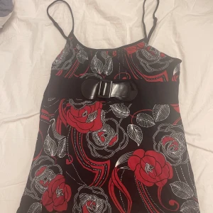 Vacker somrig topp.   - Jättefint vintage linne med fina detaljer på. Är rätt lång i passformen så funkar bra som en kortare klänning/tunika. Storlek L. Kom privat vid frågor eller om ni behöver fler bilder💕