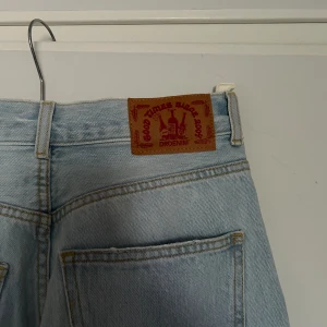 Jeans  - Fina ljusblå jeans från drdenim som är i storlek 30/32. Är straight fit med hög midja. Är aldrig använda 