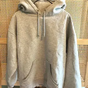 Grå hoodie från bikbok storlek xs 