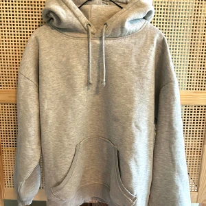 Hoodie - Grå hoodie från bikbok storlek xs 