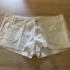 Lågmidjade vita shorts i storlek 170, men passar exakt som XS, från märket Heart Quake. Finns inga defekter 