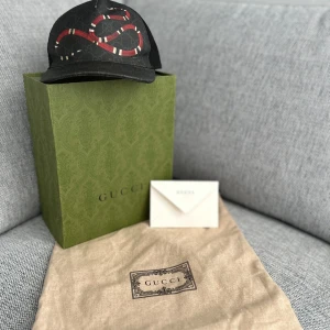 Äkta gucci keps - En äkta Gucci keps till salu, den ör i fint skick och sitter bra på huvudet. Storlek M är intresserad av byten så hör av er vid intresse. Priset är inte hugget i sten.