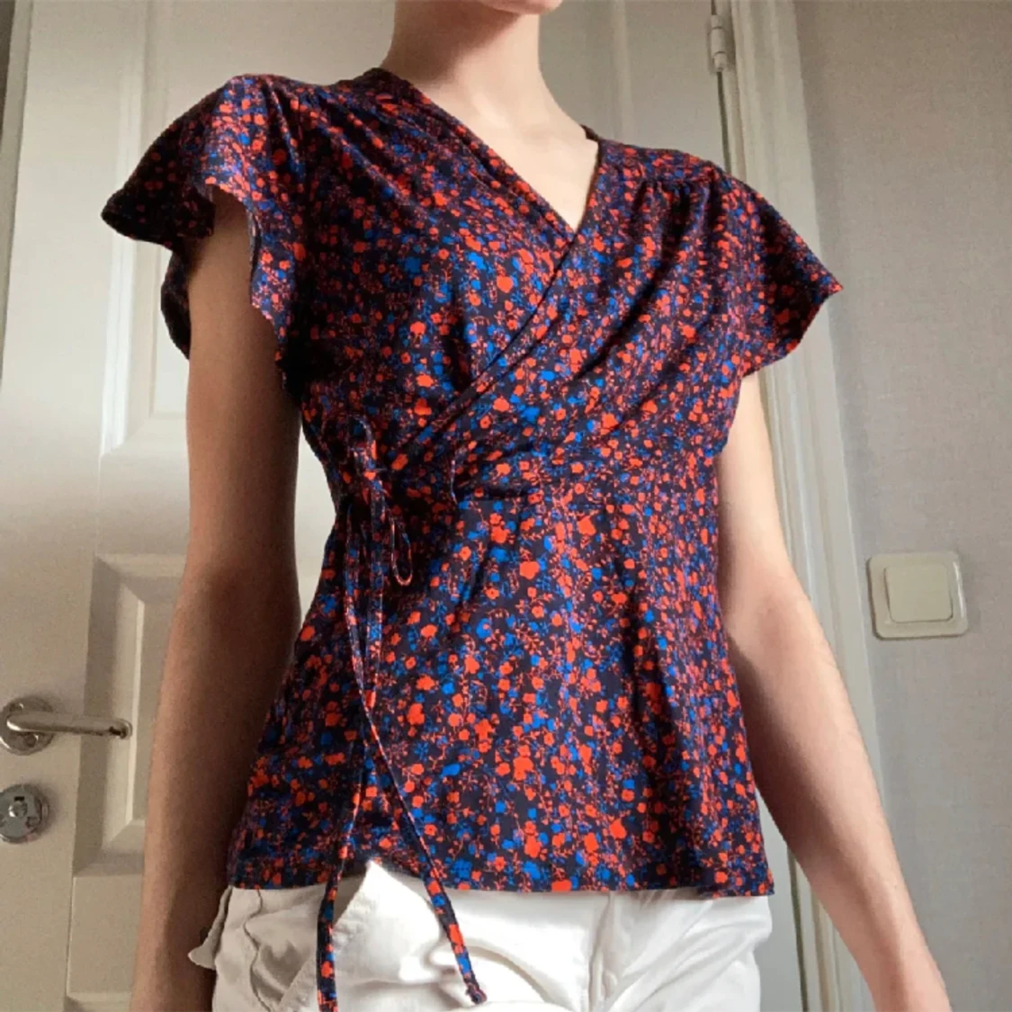 Blommig v ringad blus - 90