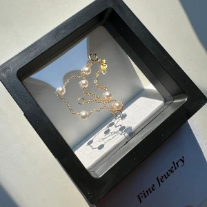 Armband - Superfint armband med pärlor, äkta sterling silver. Aldrig använt❤️ Tänkte ha på balen men hittade ett annat. (Säljer ett annat liknande, paketpris 150 kr för båda 😍