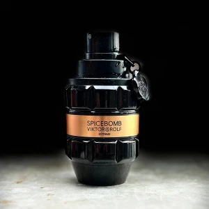 Spice bomb extreme - parfym  - Parfym: Viktor and Rolf, Spice bomb extreme.   Mått: 5 ml och 10 ml  Beskrivning En maskulin, vaniljig, kryddig, sexig parfym  Som passar alla åldrar. Funkar perfekt för både vintern och hösten men också sena sommarnätter. Som definitivt står ut.