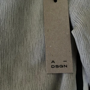 A-DSGN tröja! Nyskick !! - Sitter som en xs! Nypris 500! Använd gärna köp nu !