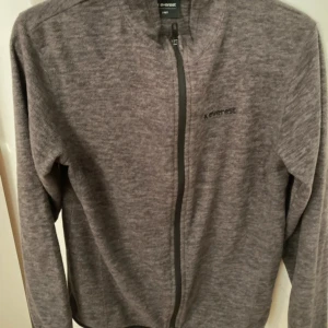 Fleece tröja Everest  - Mycket bra skick och inte använd så mycket