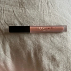 Läppstift  - Toppskick. Oanvänd. Orginalpris: 329kr + 39kr frakt Säljer detta i flera sidor så skynda på.  HUDA BEAUTY LIQUID MATTE. 