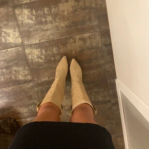 Cowboy boots - Beigea cowboy boots från zara i storlek 39.