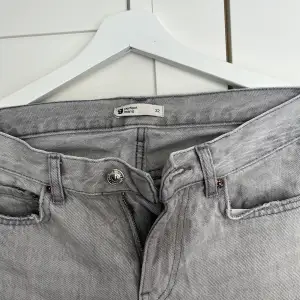 Säljer dessa jeans från Gina tricot, dom är lite andvända men väldigt fina och ser nya ut❣️