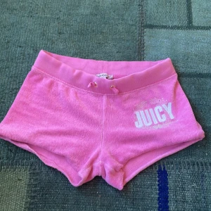 Vintage Juciy shorts - vingar Juciy conture shorts jag köpte det som byxor och har sytt om dom, de står att de är i L men det är Large i barnstroelk så det är som en XS i vanlig dam storlek 
