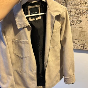 Vår/sommar jacka i mocha material beige färg - 8/10, få användningar, väldigt bra skick. S men passar nog oxå XS