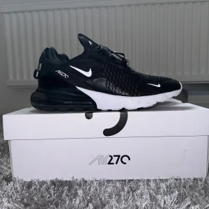 Nike air max 270 Women’s  - HELT NYA & OANVÄNDA I GOTT SKICK! URSPRUNGSPRIS: 1600 kr, jag säljer dem för 1300 kr.  Säljer dessa för att dem är för små i storleken för mig. Man behöver gå upp en till två storlekar.  O.B.S LITEN I STORLEKEN.